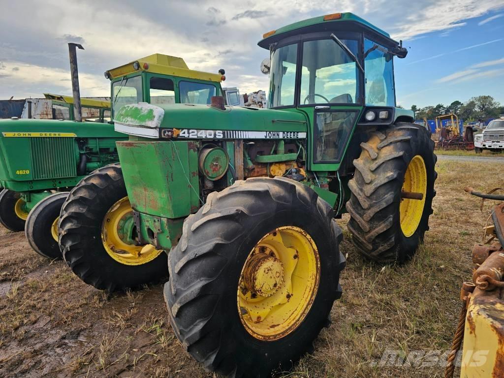 John Deere 4240 S Traktory