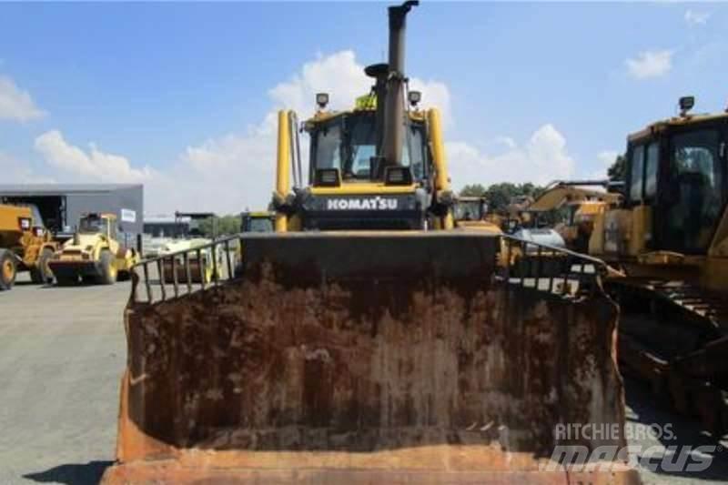 Komatsu D65 EX-16 Pásové dozery