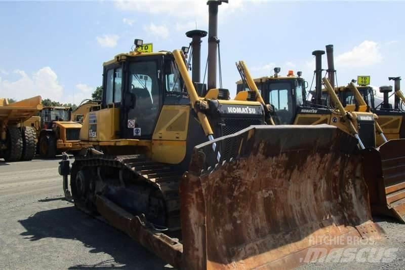 Komatsu D65 EX-16 Pásové dozery