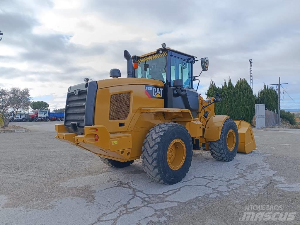 CAT 930M Kolové nakladače