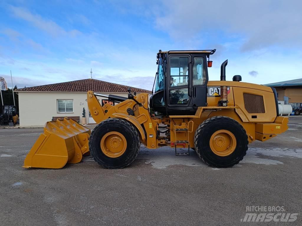 CAT 930M Kolové nakladače