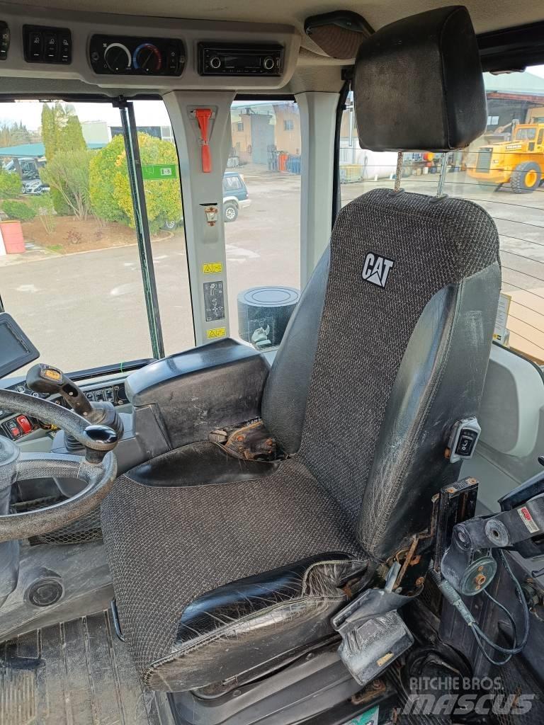 CAT 930M Kolové nakladače