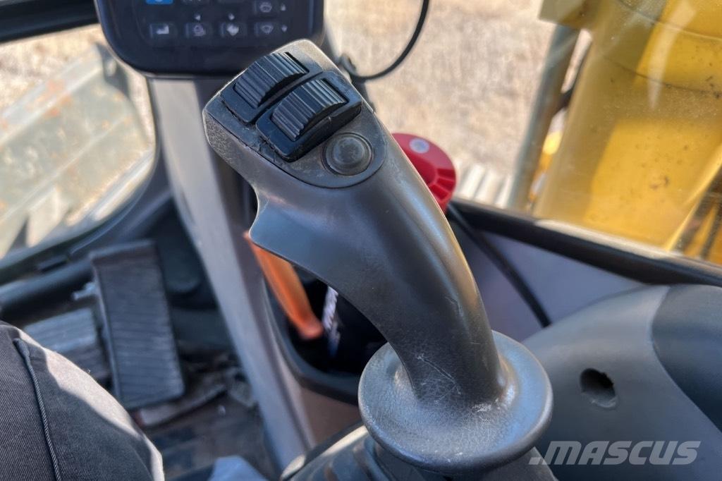 New Holland E 135 B Pásová rýpadla