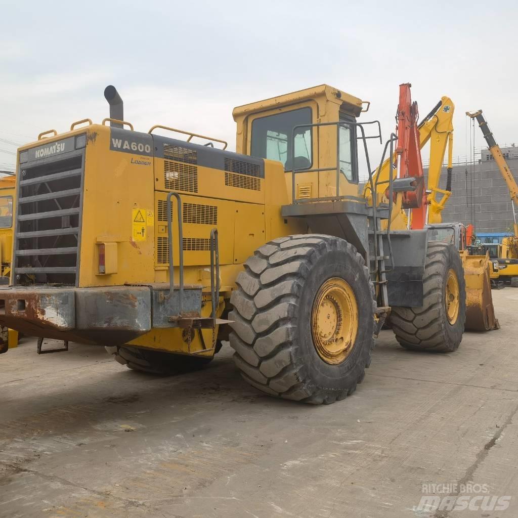 Komatsu WA 600-6 Kolové nakladače