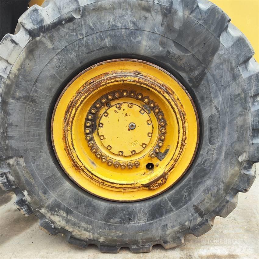 Komatsu WA 600-6 Kolové nakladače