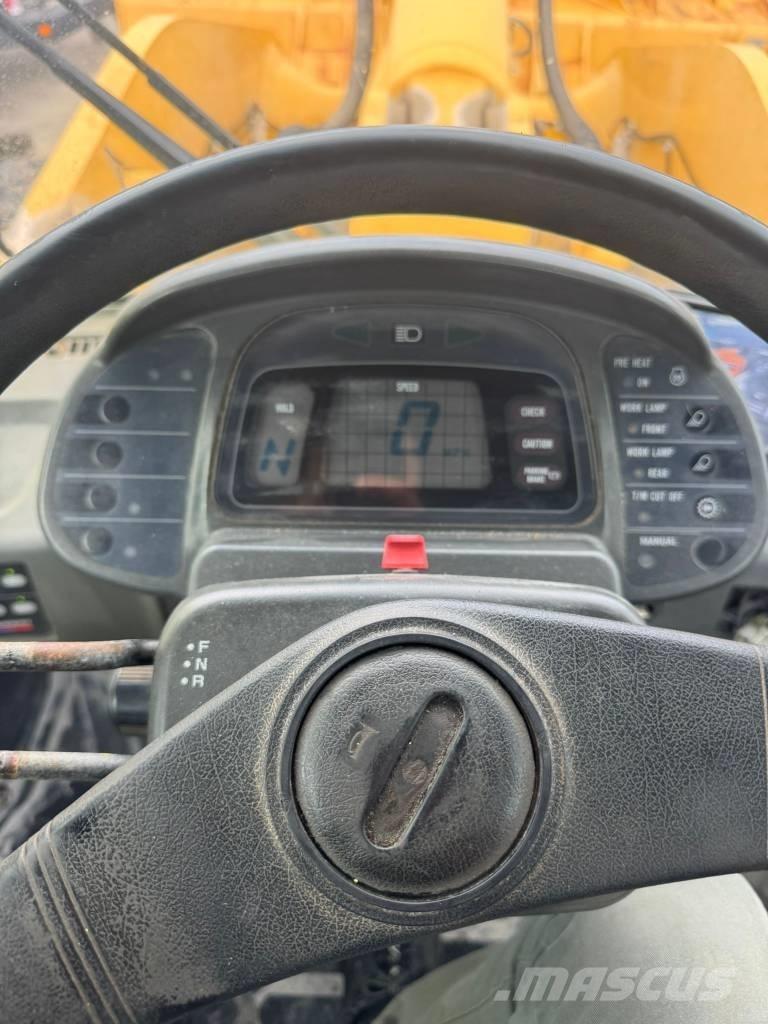 Komatsu WA 500-3 Kolové nakladače