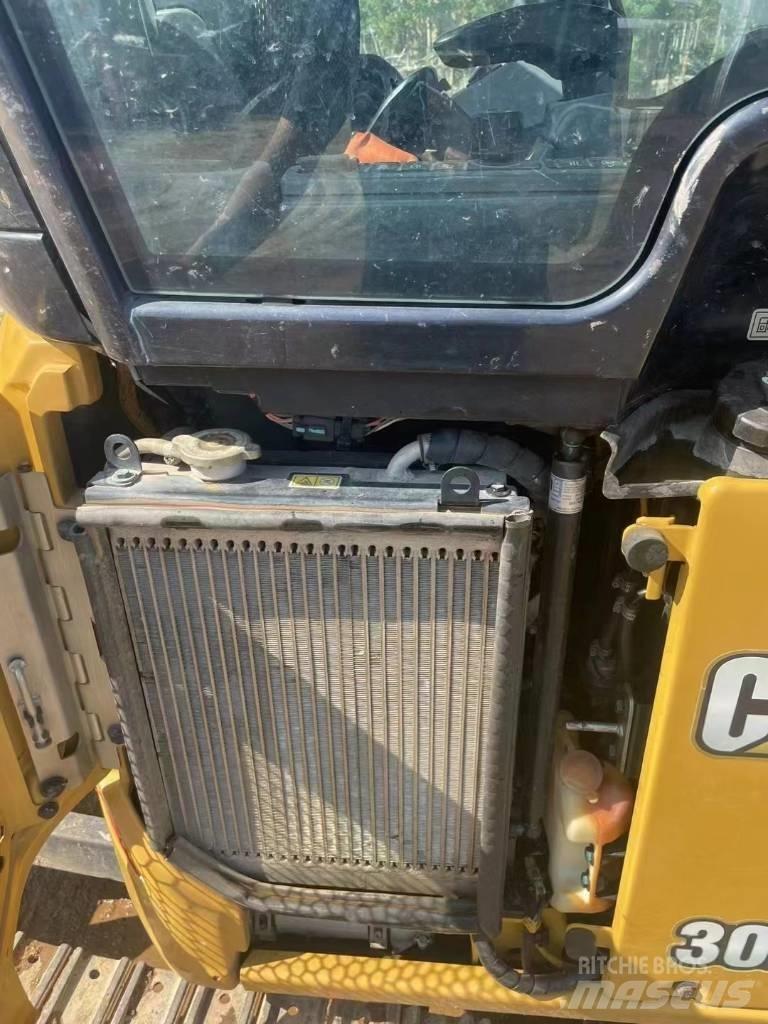 CAT 302 Mini rýpadla < 7t
