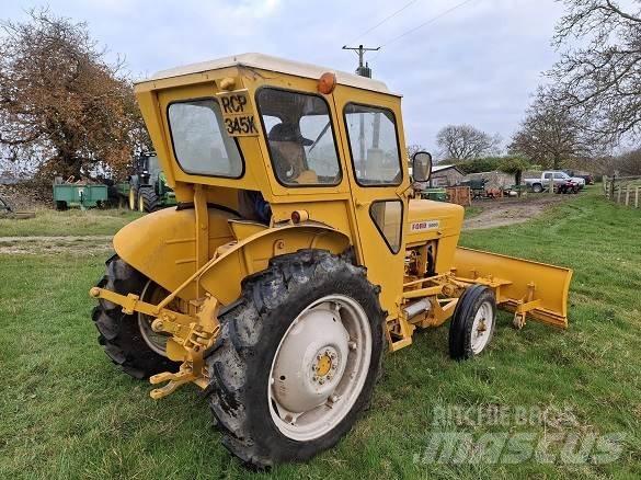 Ford 2000 TRACTOR Stavebnictví - ostatní