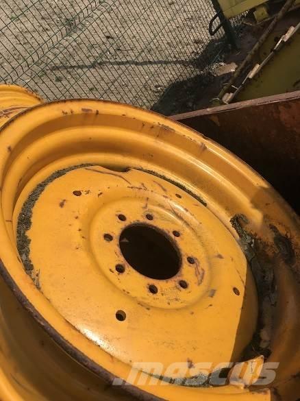  MASSEY REAR WHEEL Pneumatiky, kola a ráfky