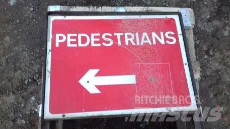  VARIOUS ROAD SIGNS Stavebnictví - ostatní