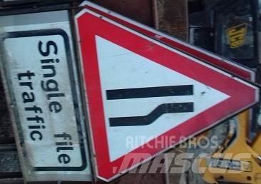  VARIOUS ROAD SIGNS Stavebnictví - ostatní