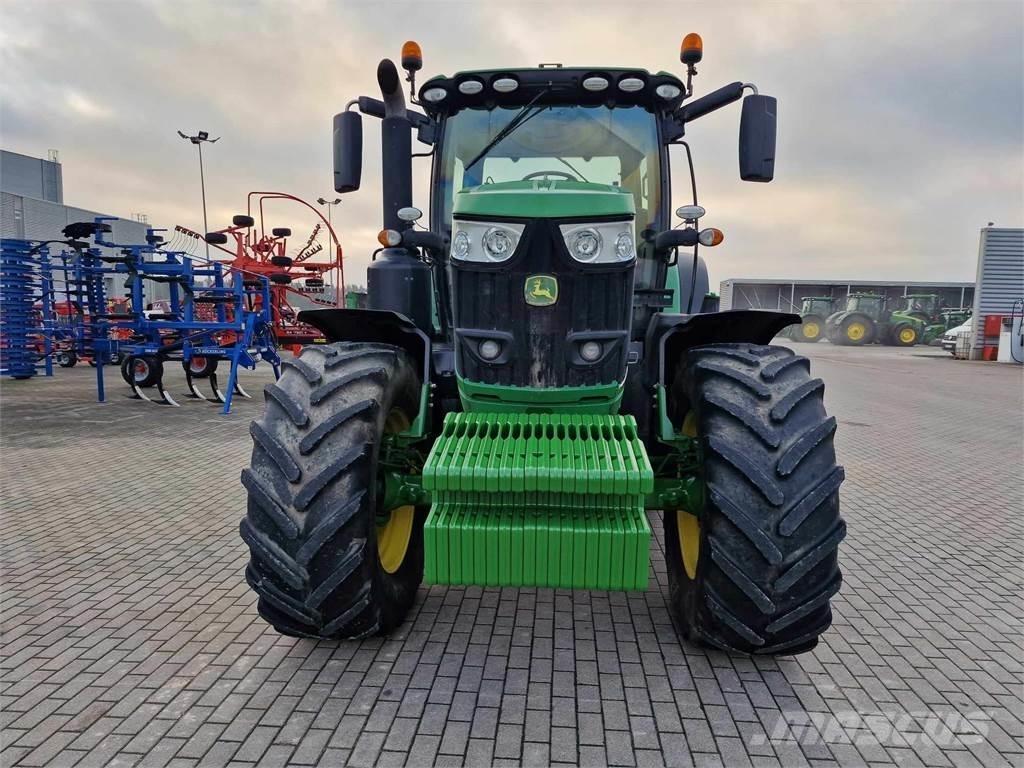 John Deere 6215R Traktory