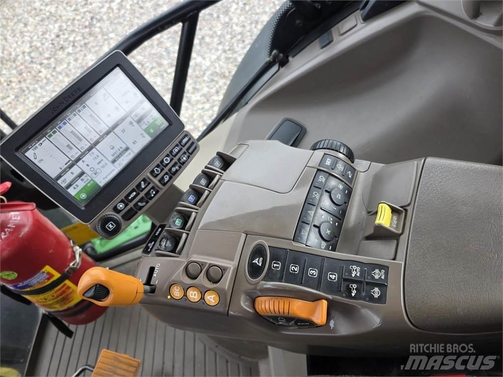 John Deere 6215R Traktory