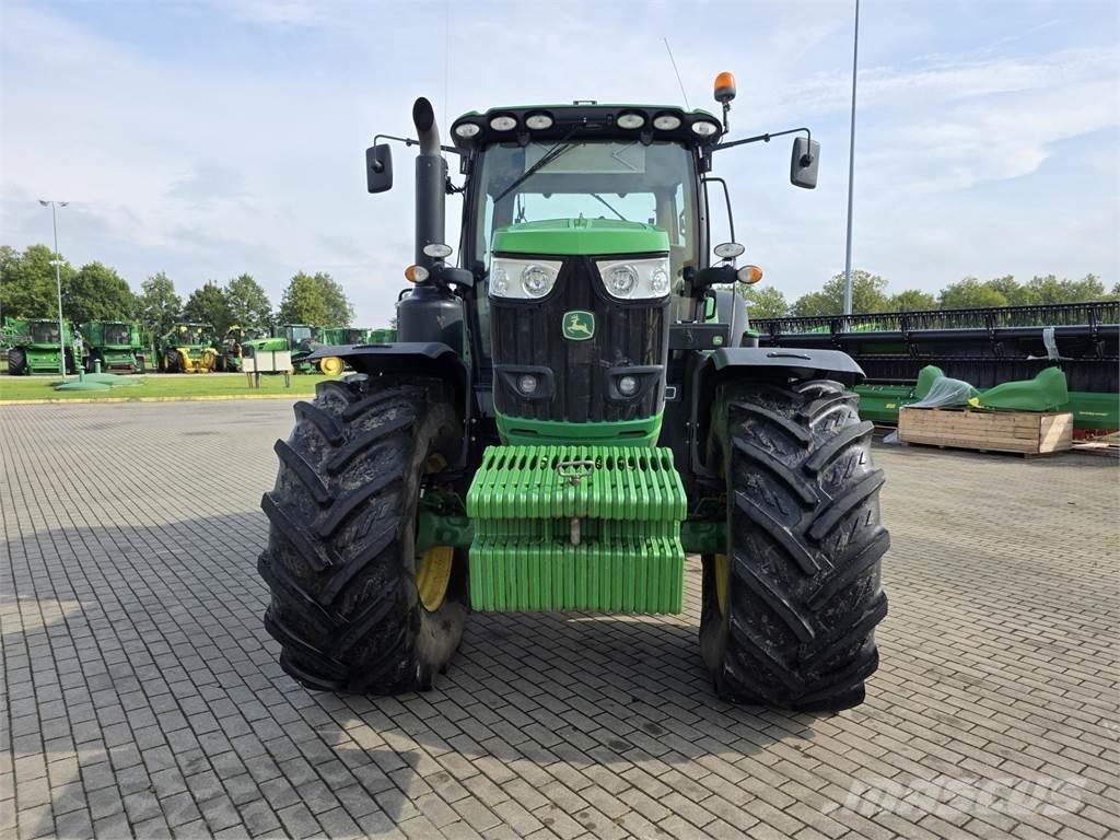 John Deere 6215R Traktory