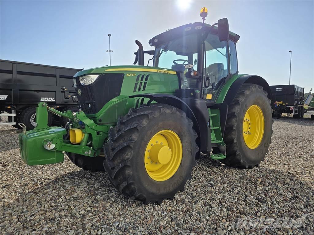 John Deere 6215R Traktory