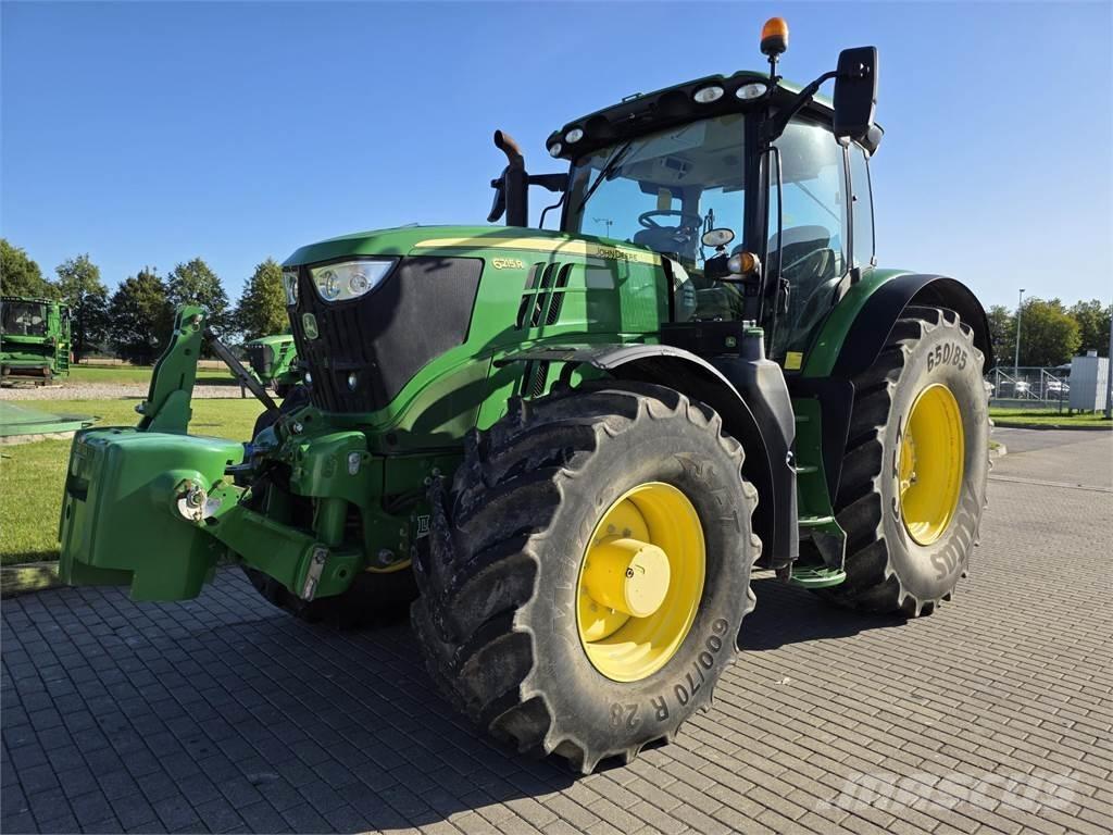 John Deere 6215R Traktory