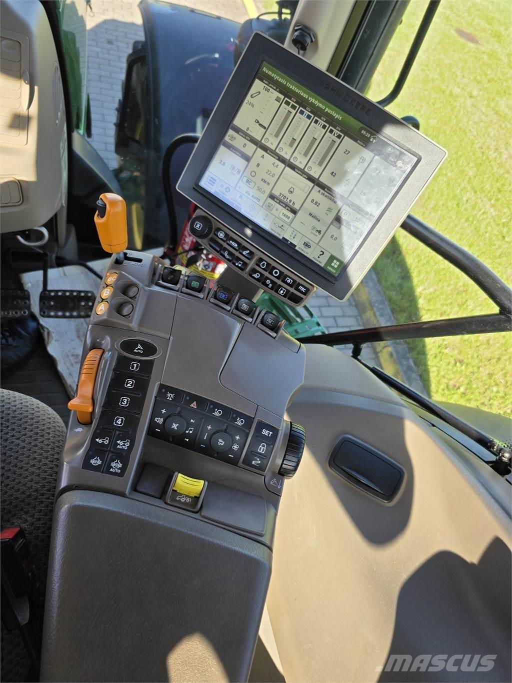 John Deere 6215R Traktory