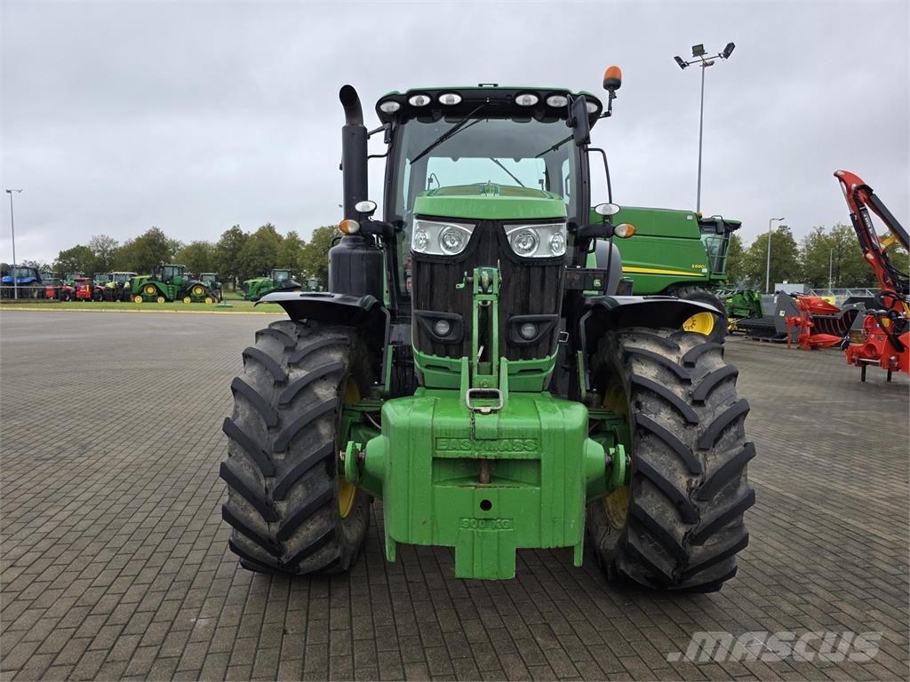 John Deere 6215R Traktory