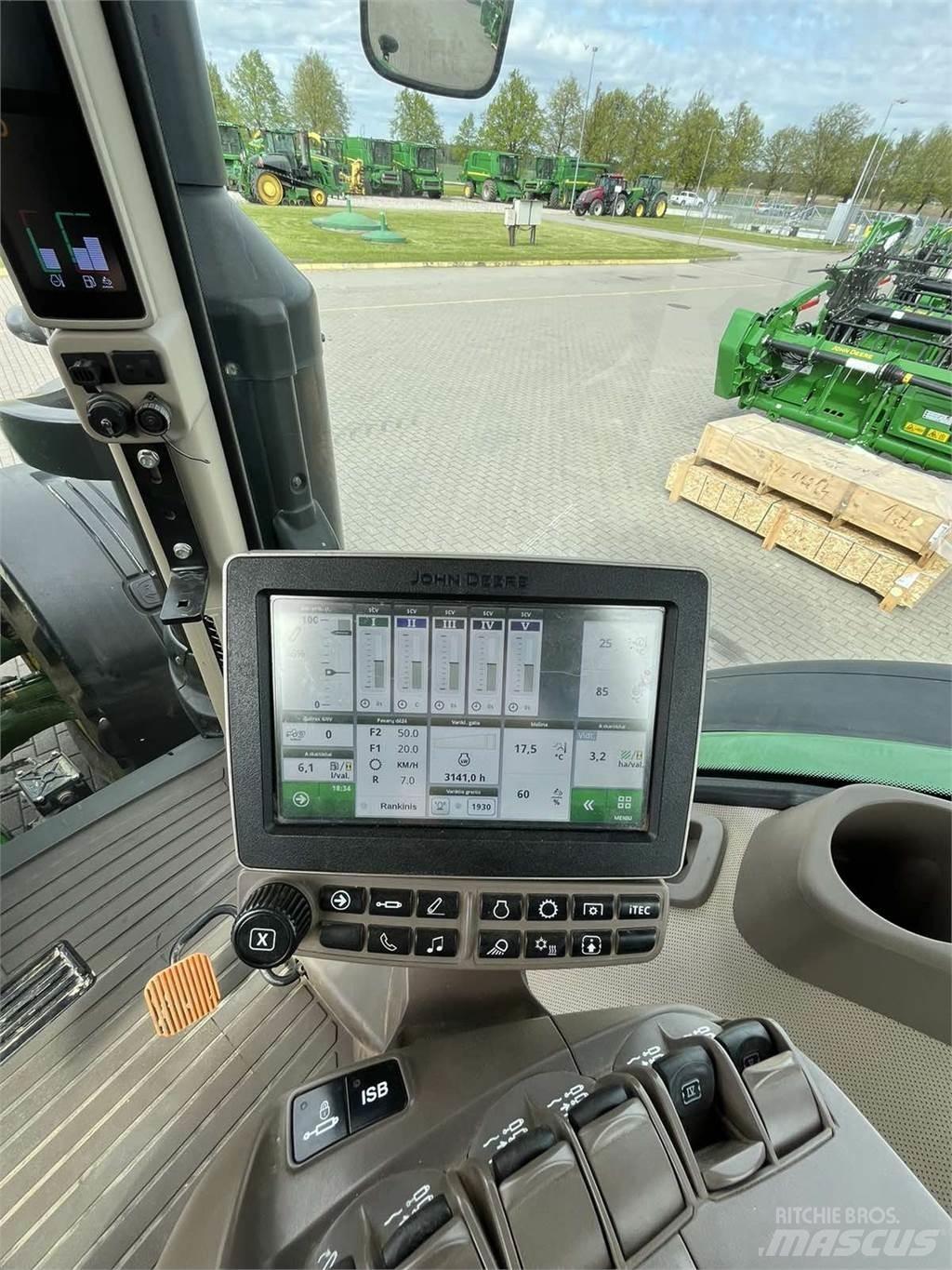 John Deere 8370R Traktory