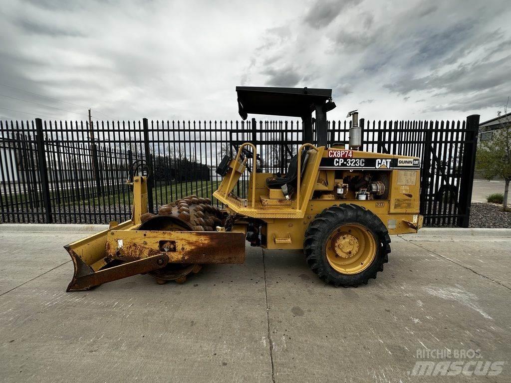 CAT CP-323C Traktory