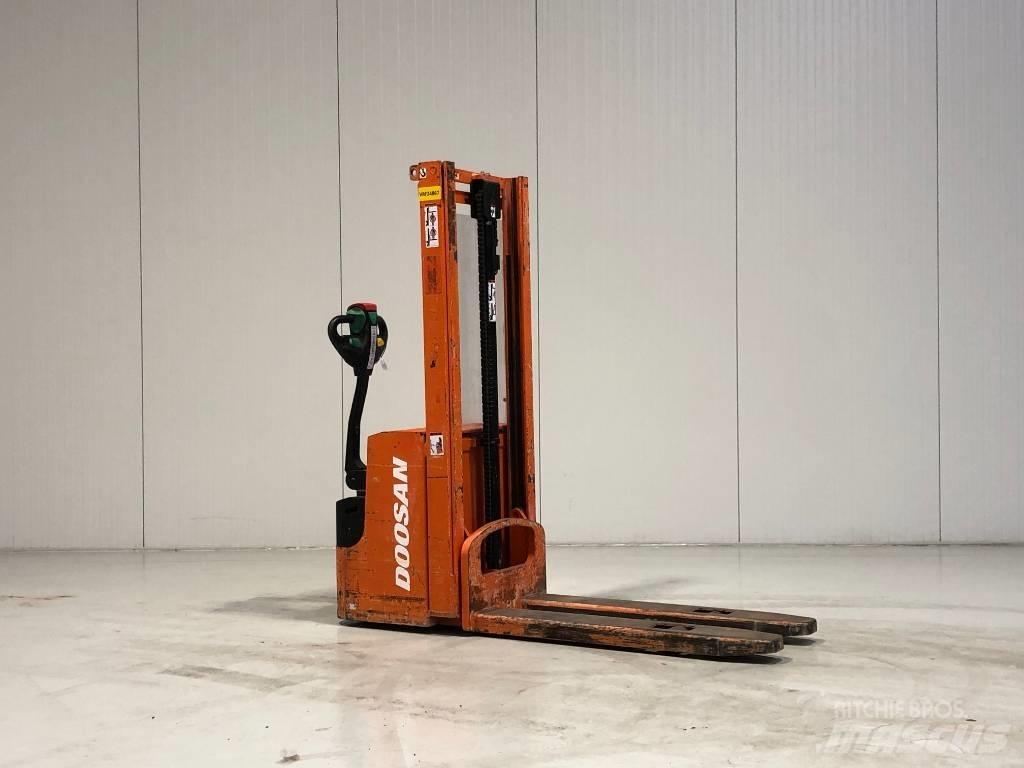 Doosan LEDS12.5C Ručně vedené vysokozdvižné vozíky