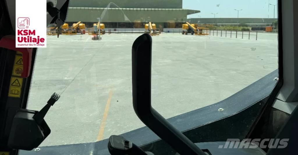 JCB 205 Smykem řízené nakladače