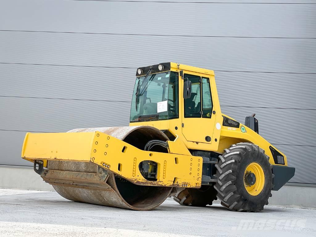 Bomag BW 216 DH-4i Tahačové válce
