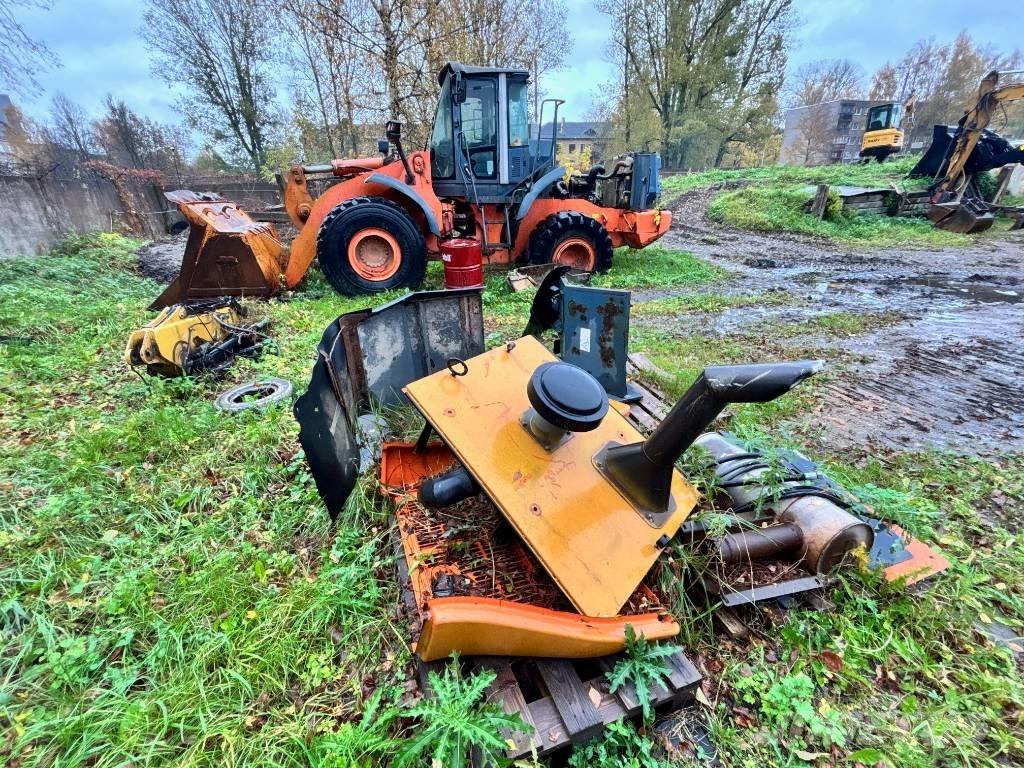 Hitachi ZW 250 Kolové nakladače