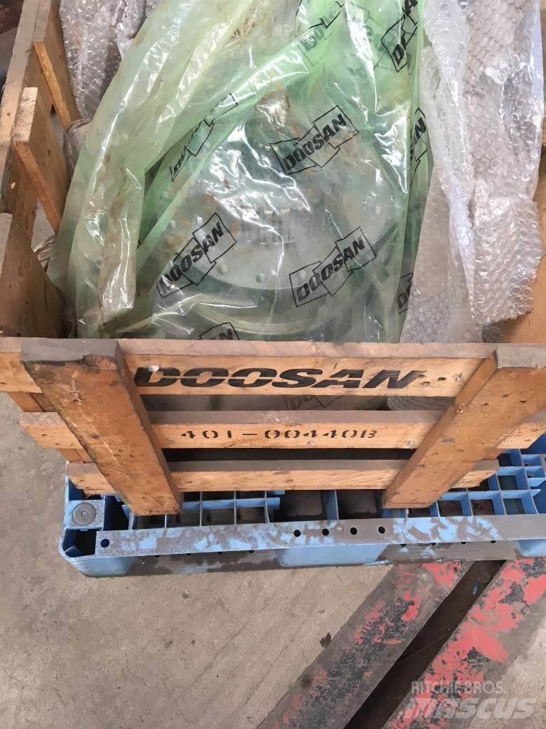 Doosan DX 300 Pásová rýpadla