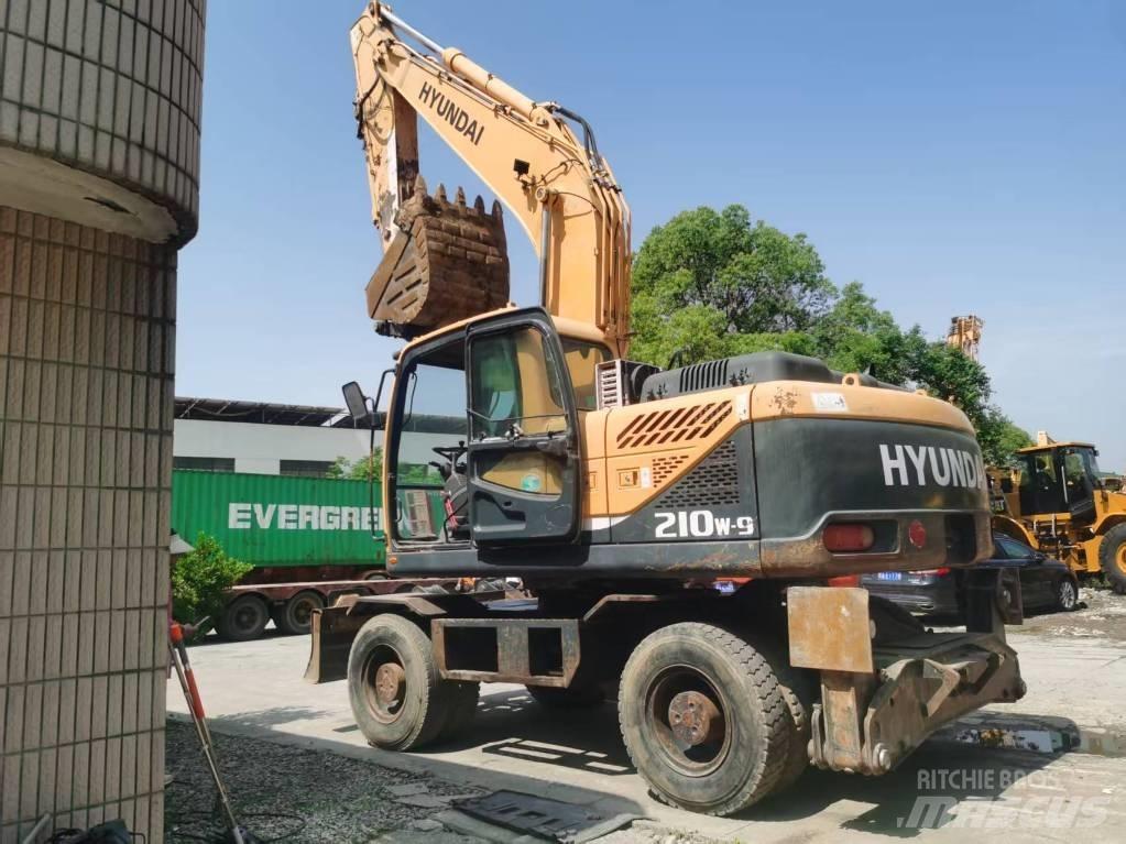 Hyundai R210w-9 Midi rýpadla 7t - 12t