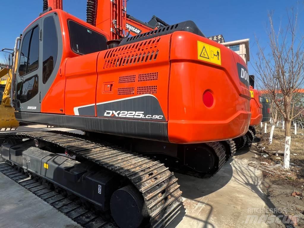 Doosan DX 225 Pásová rýpadla