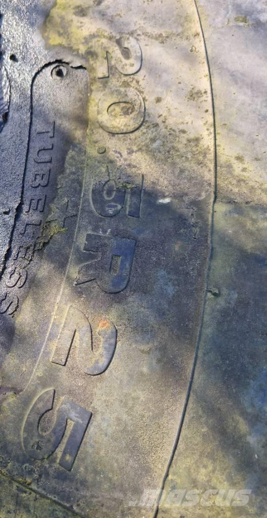  Dæk og fælg Case 721 Kolové nakladače