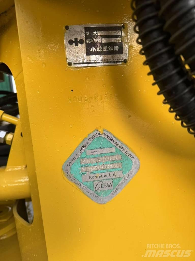 Komatsu WA100-1 Kolové nakladače