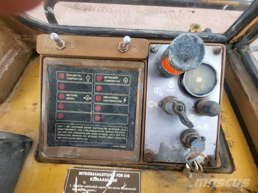 CAT 943 Pásové nakladače