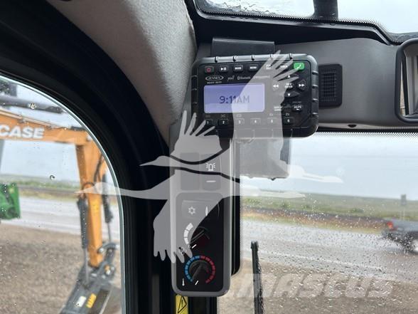 JCB 215 Smykem řízené nakladače