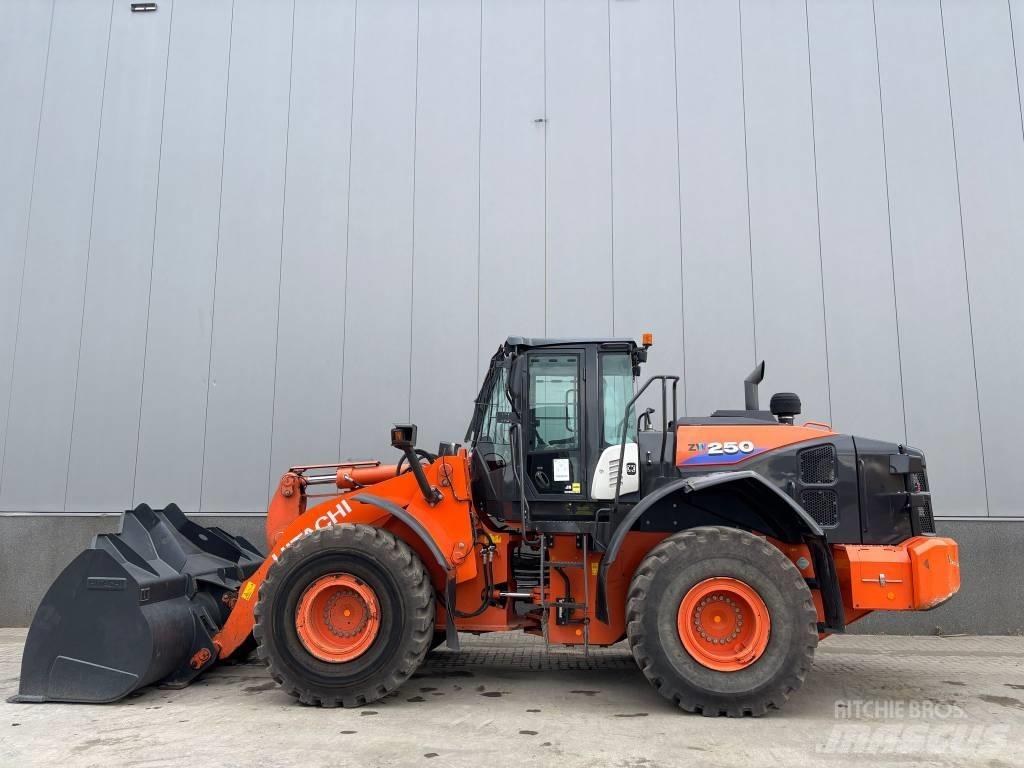Hitachi ZW 250-6 Kolové nakladače