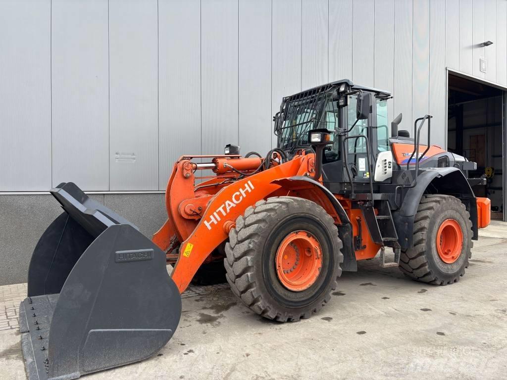 Hitachi ZW 250-6 Kolové nakladače