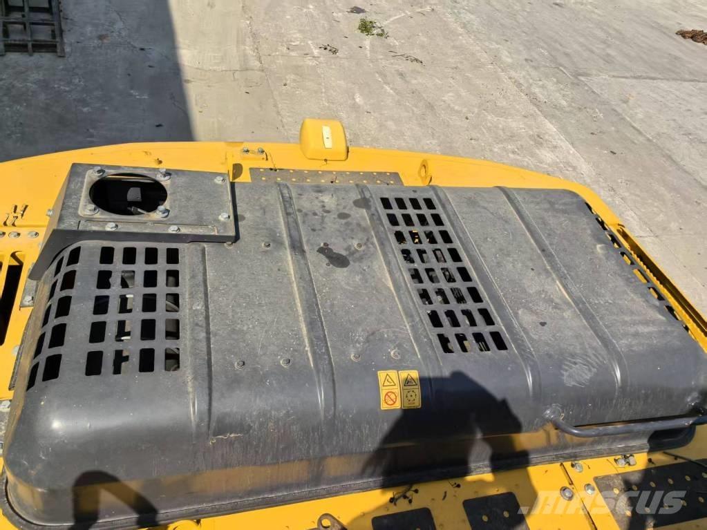 Komatsu PC 220-8 Pásová rýpadla