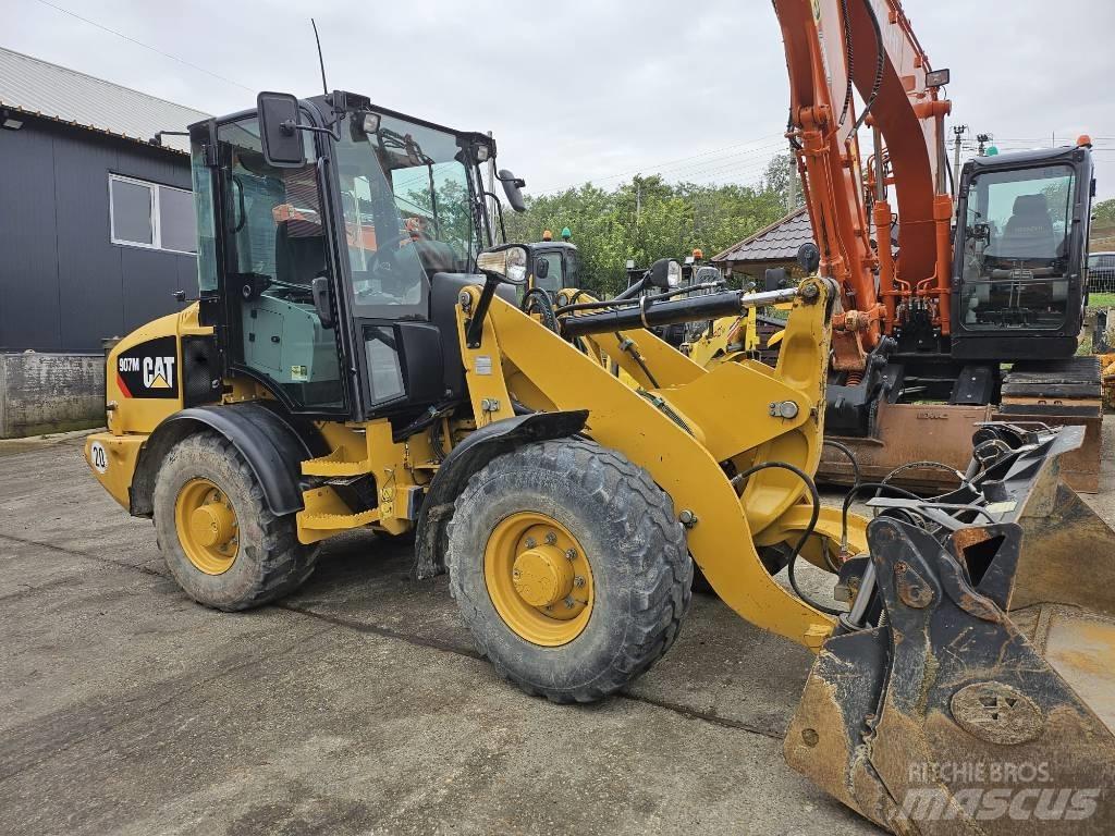 CAT 907M Kolové nakladače