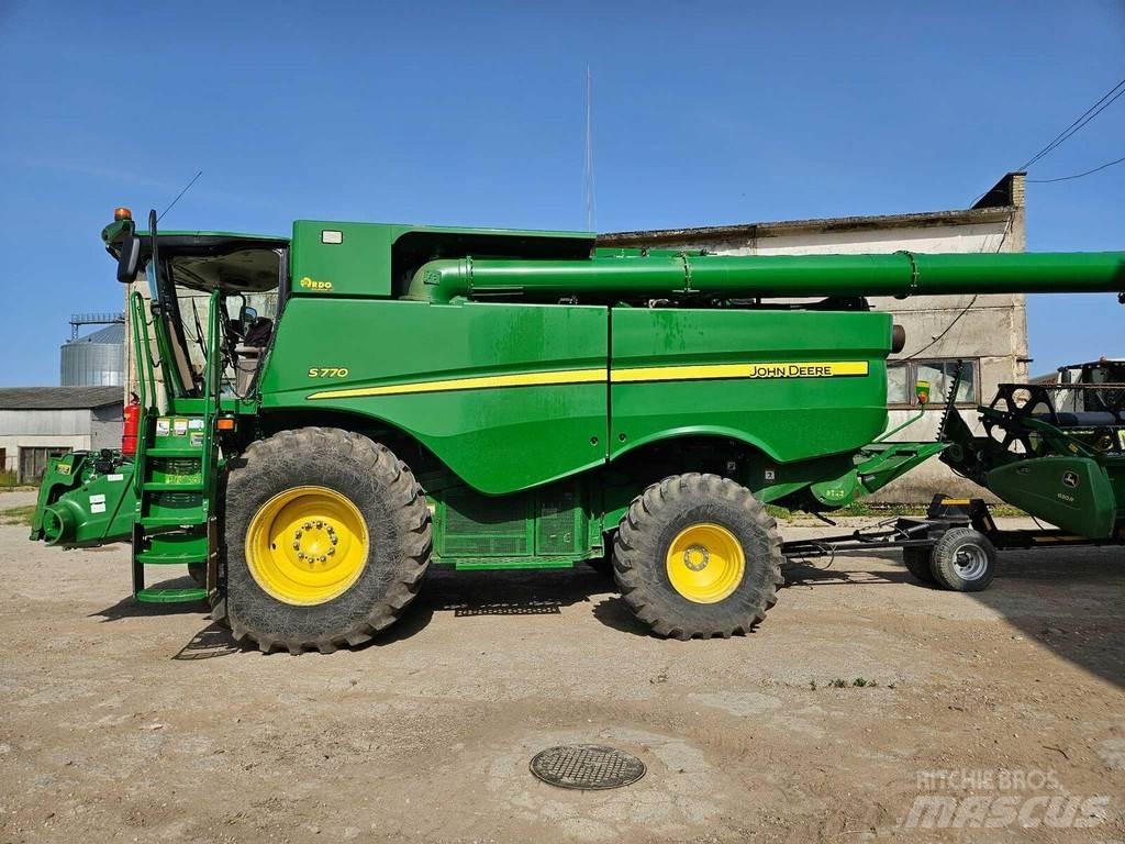 John Deere S770 Sklízecí mlátičky