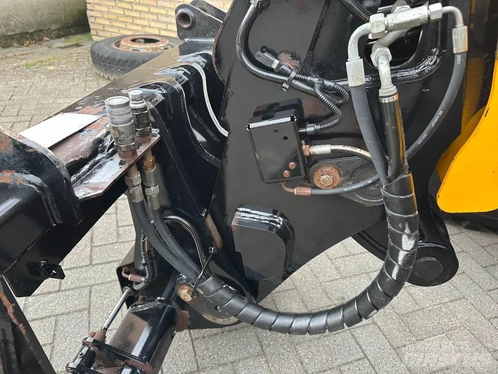 JCB TM320S sv Teleskopické kolové nakladače