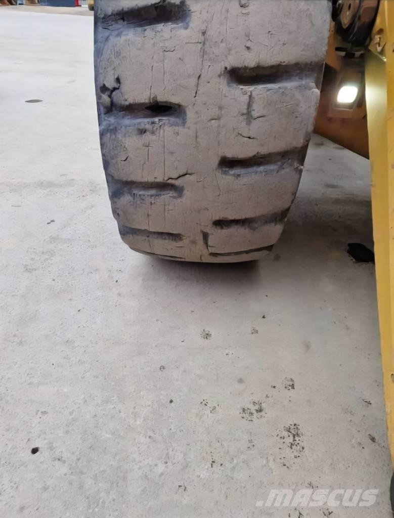 CAT 988K Kolové nakladače
