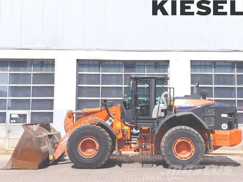 Hitachi ZW 250-6 Kolové nakladače