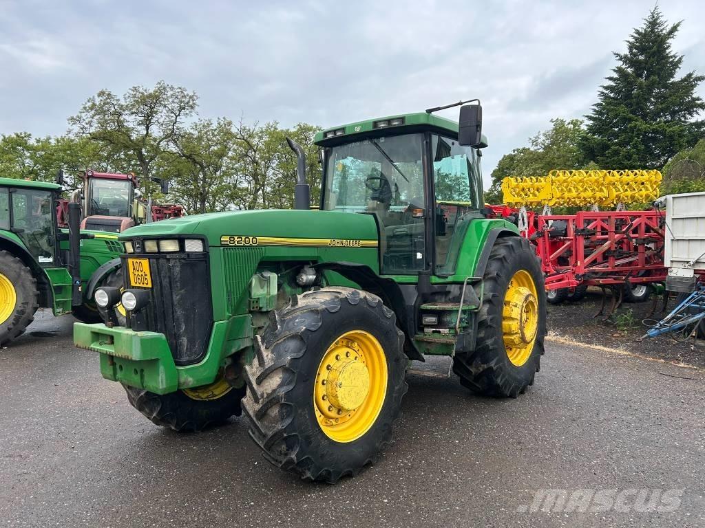 John Deere 8200 Traktory