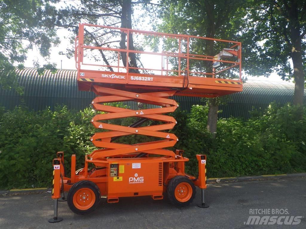 SkyJack SJ6832RT Nůžková zvedací plošina