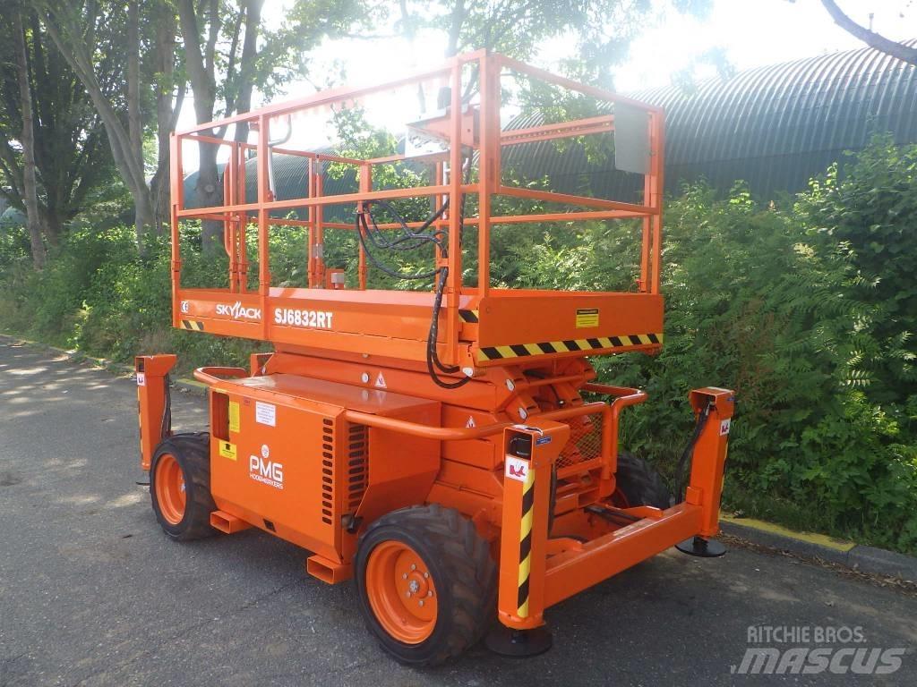 SkyJack SJ6832RT Nůžková zvedací plošina