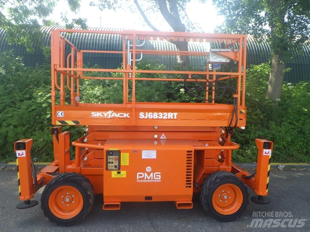 SkyJack SJ6832RT Nůžková zvedací plošina