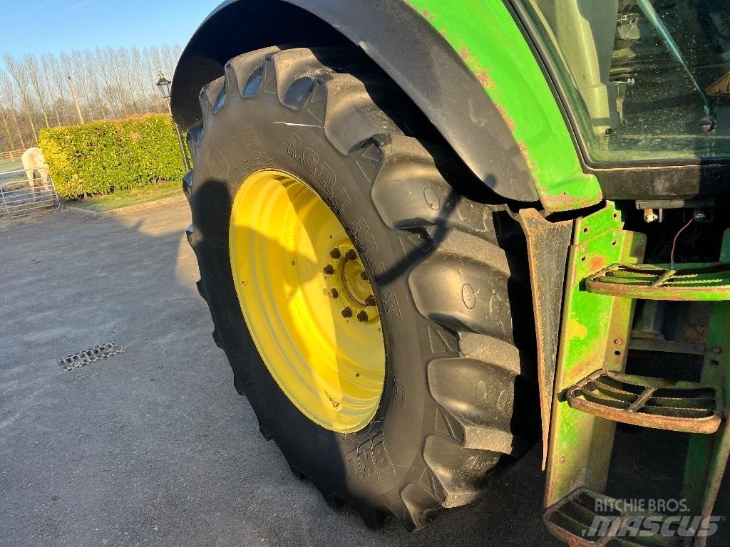 John Deere 6820 Traktory
