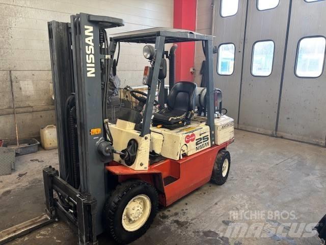 Nissan UJ02 A 25 U LPG vozíky
