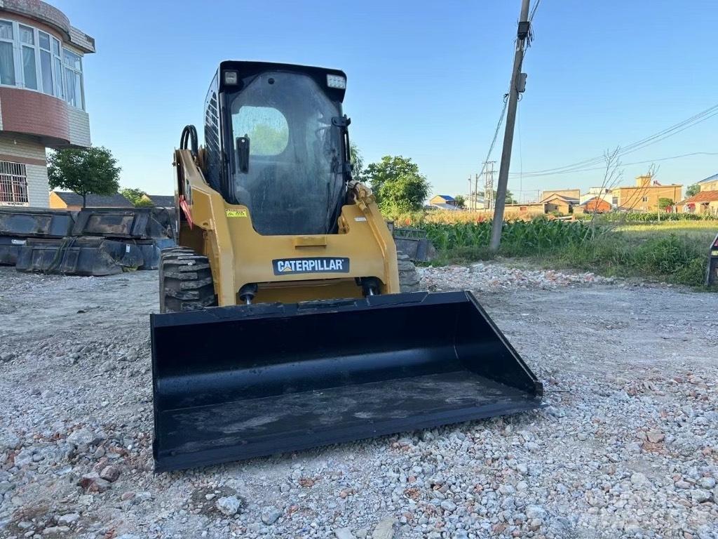 CAT 246 C Smykem řízené nakladače